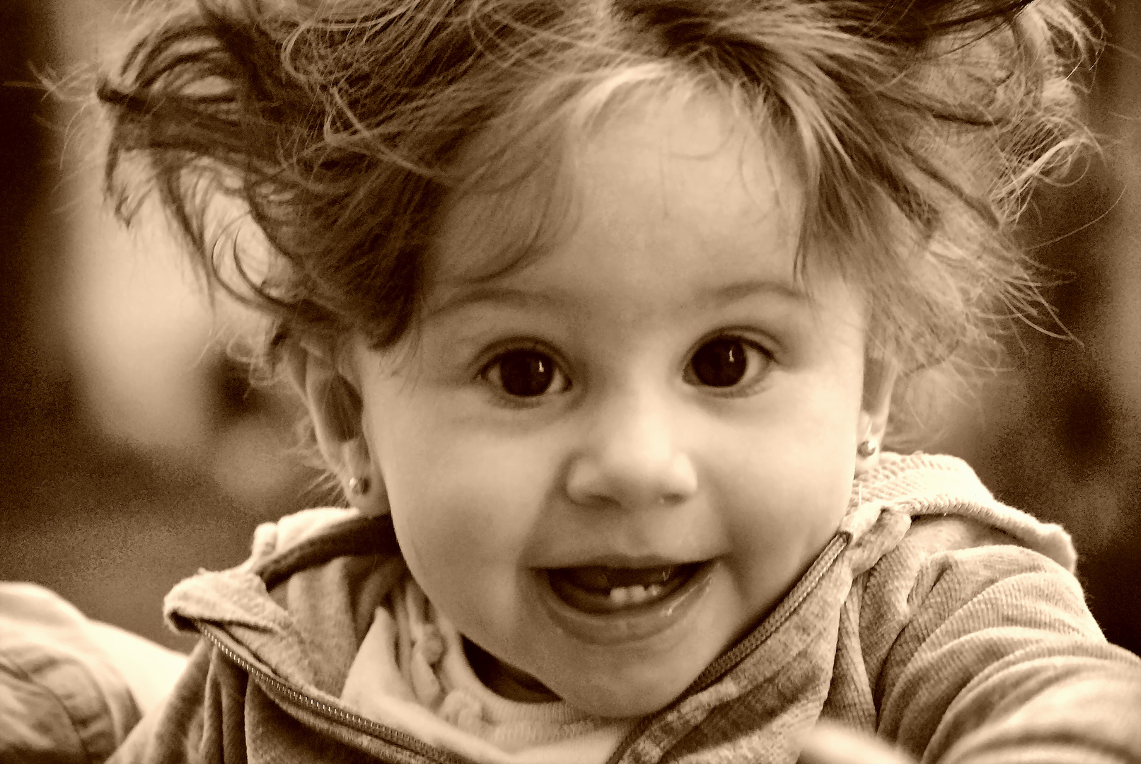 Niña en sepia