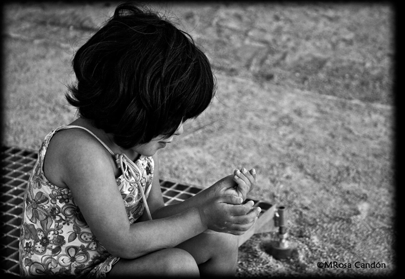 Niña juega sola II Imagen & Foto | niños, personas Fotos de fotocommunity