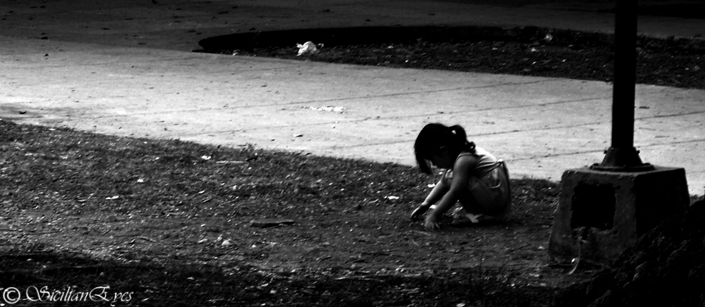 Niña jugando en la soledad