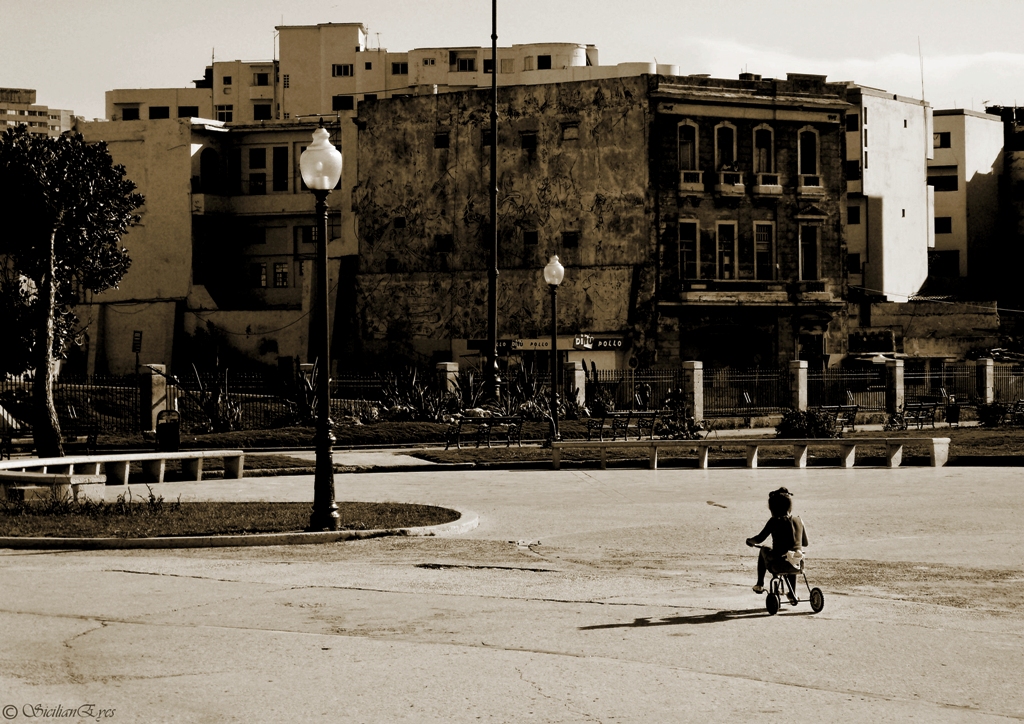 Niña pedaleando en la soledad