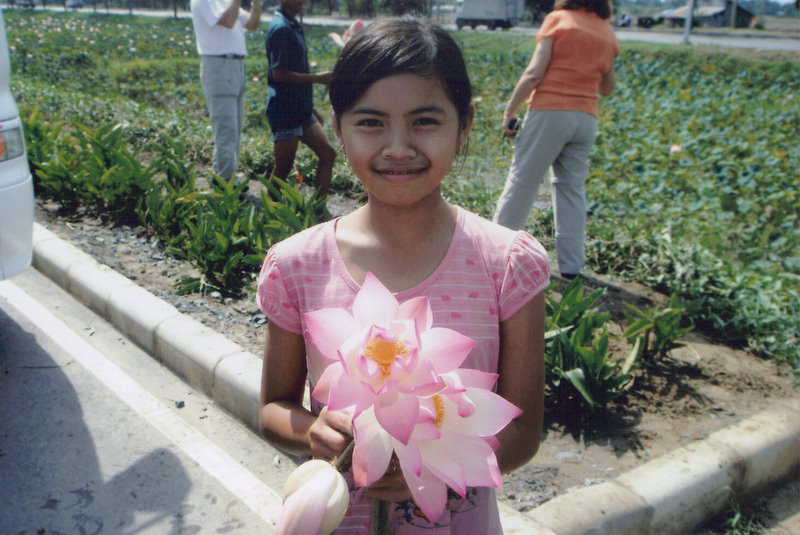 Niña vietnamita con flor de loto