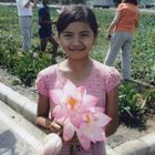 Niña vietnamita con flor de loto