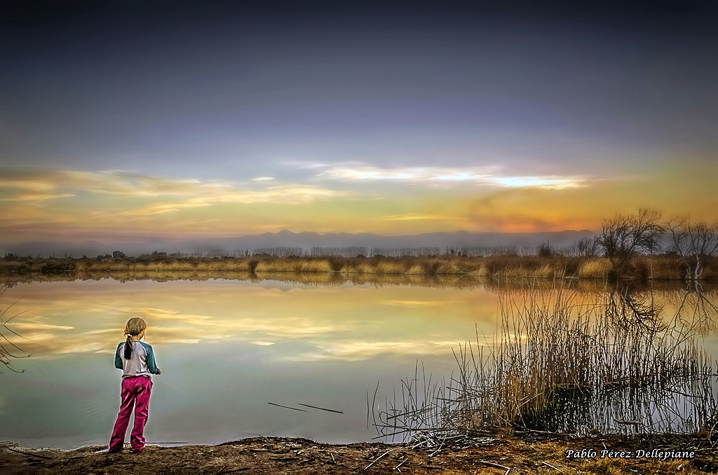 Niña y atardecer