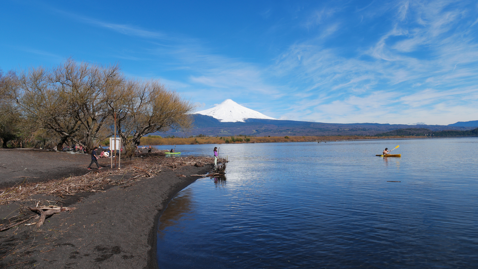 Niña y volcán