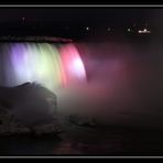 Niagara beleuchtet bei Nacht