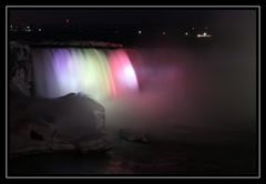 Niagara beleuchtet bei Nacht