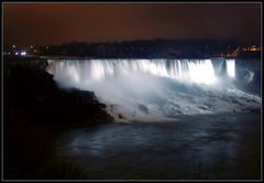 Niagara-Fälle bei Nacht