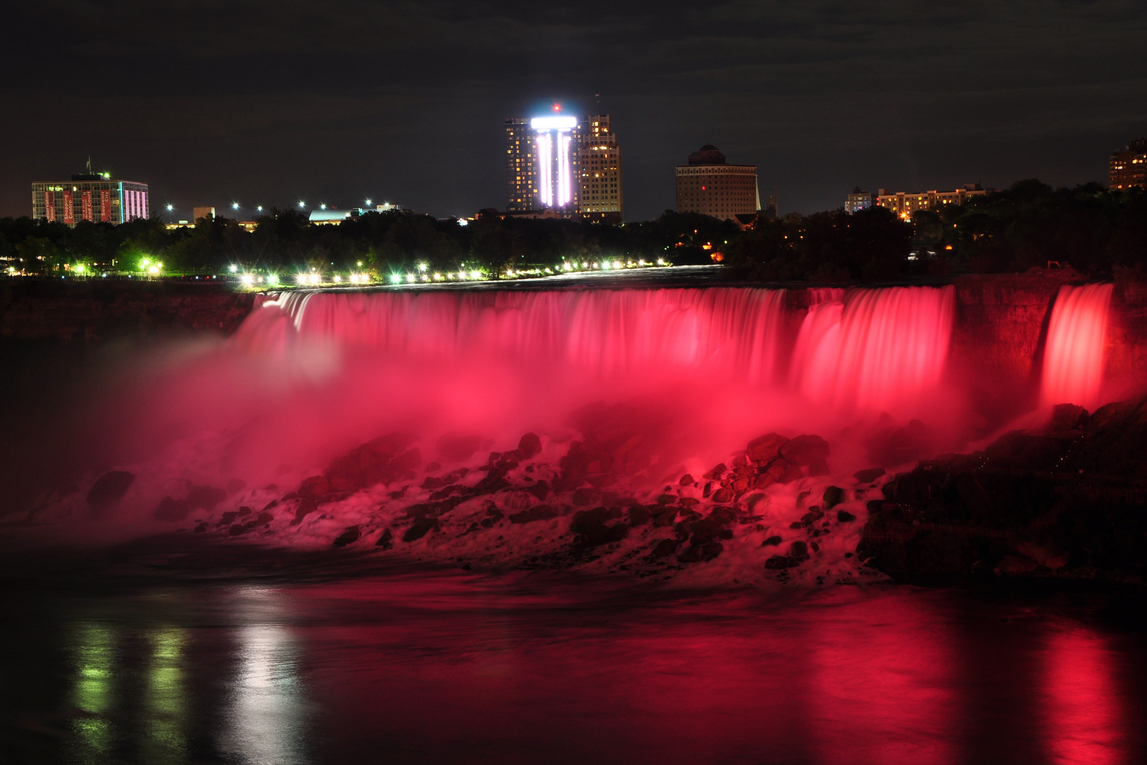 Niagara Fall in rot (Amerikanische Seite)