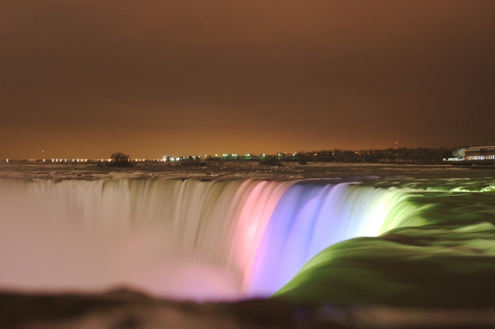 Niagara Falls by night