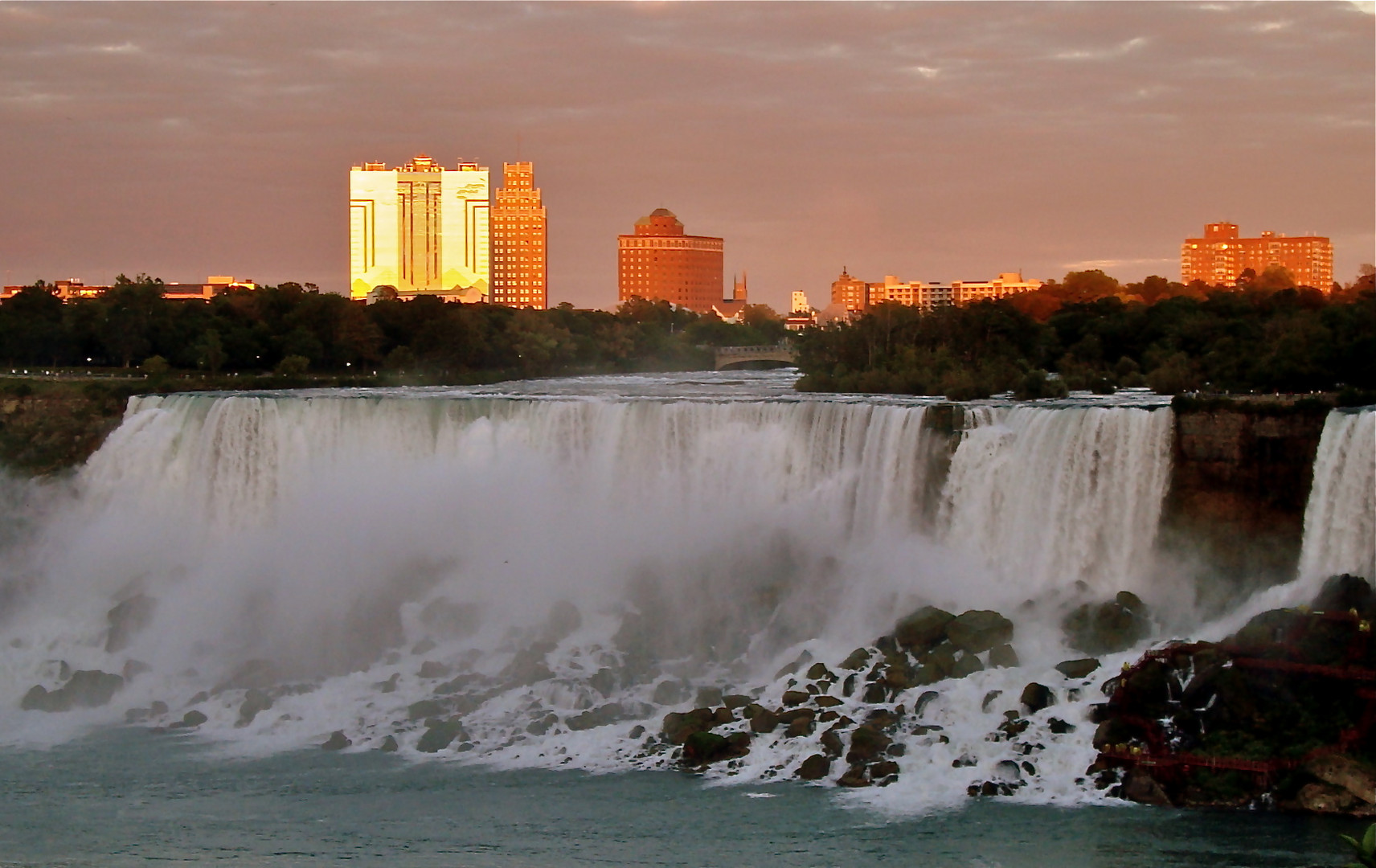 Niagara Falls von der Kanadischen Seite aus gesehen.