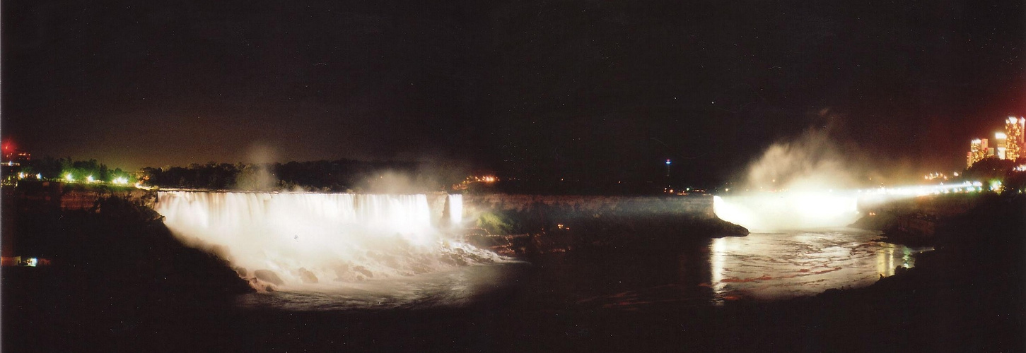 Niagarafälle bei Nacht