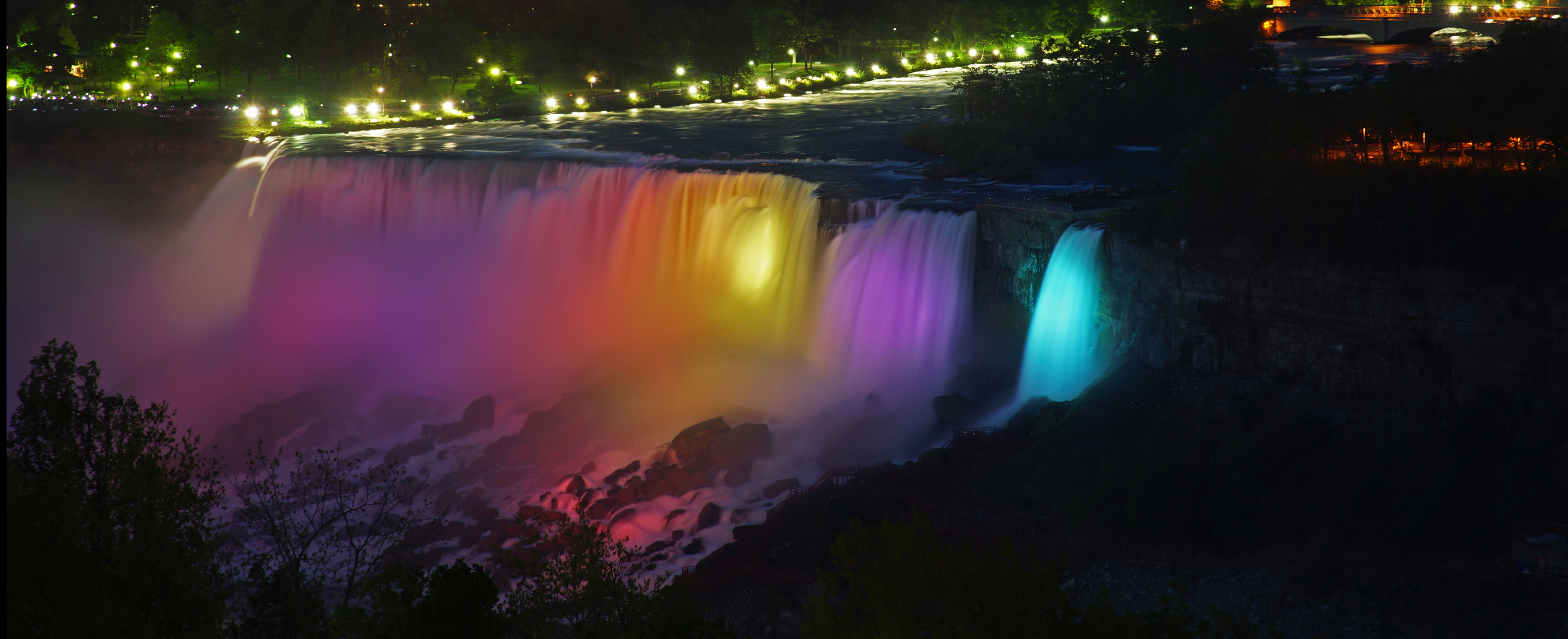 Niagarafälle bei Nacht