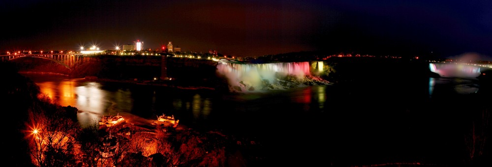 Niagarafälle bei Nacht (Panorama [HDR])