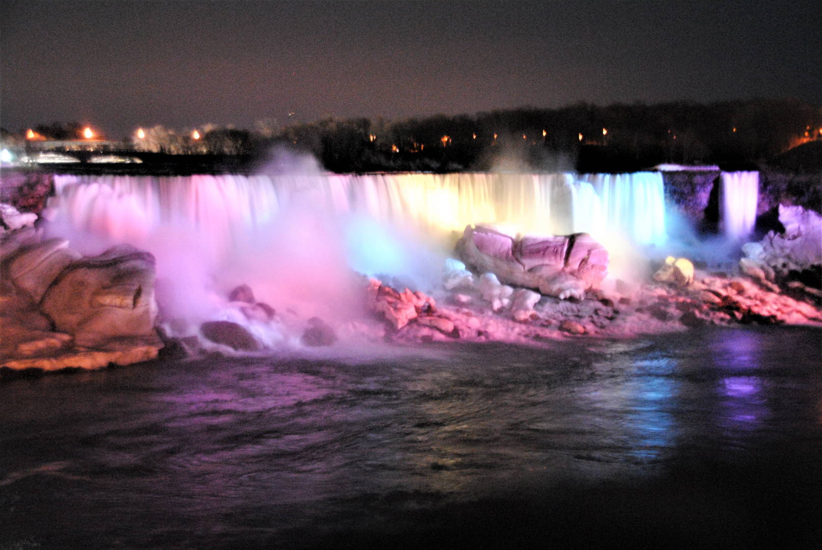 Niagarafälle - gefroren und illuminiert