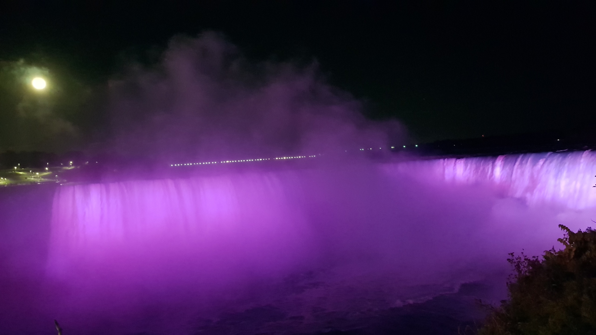 Niagarafälle in der Nacht