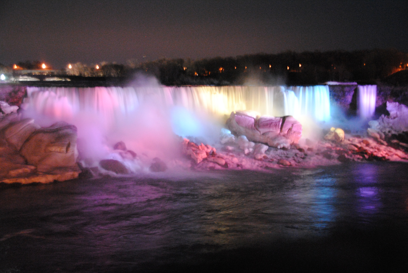 Niagarafälle vereist nachts 