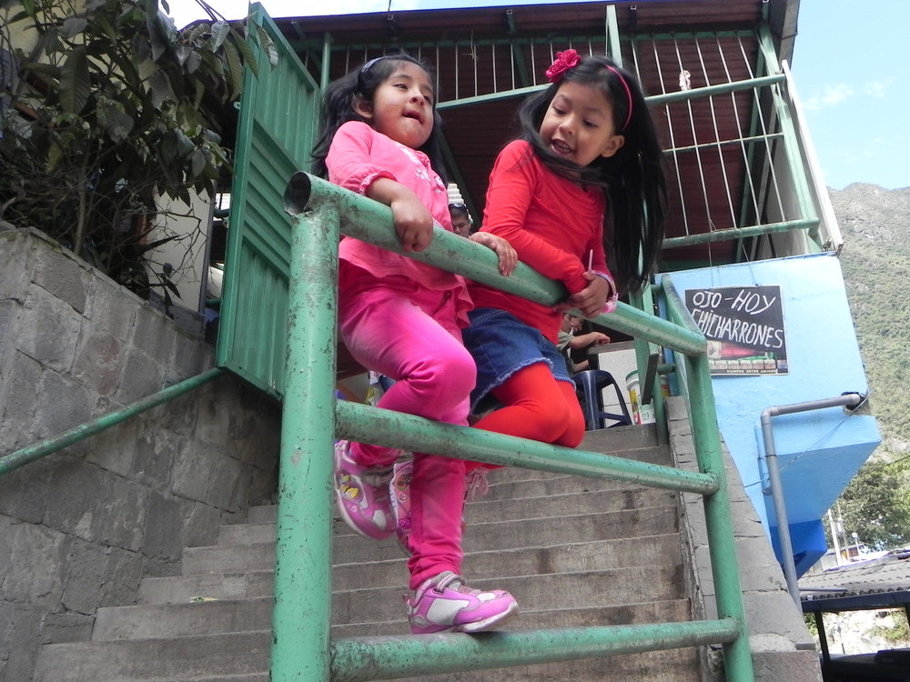 niñas jugando,aguas calientes,pueblo del machu pichu