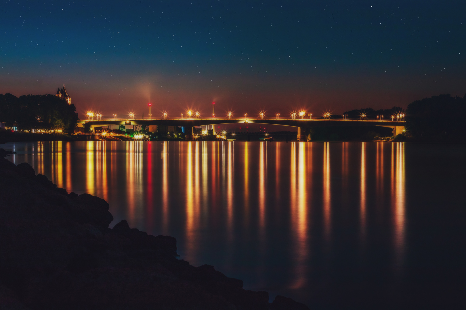 Nibelungenbrücke am Abend