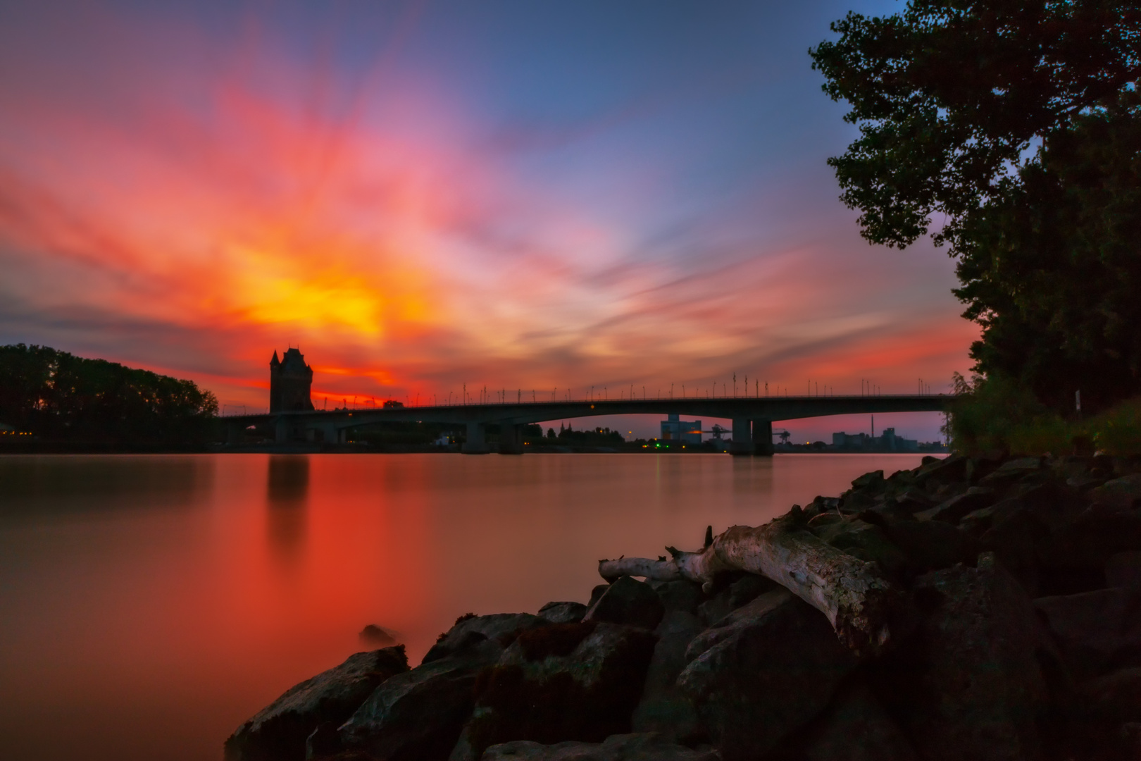 Nibelungenbrücke in der Abenddämmerung