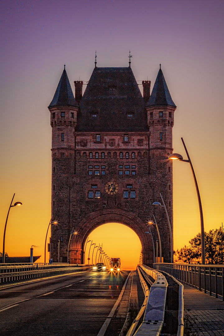 Nibelungenturm vor Sonnenaufgang