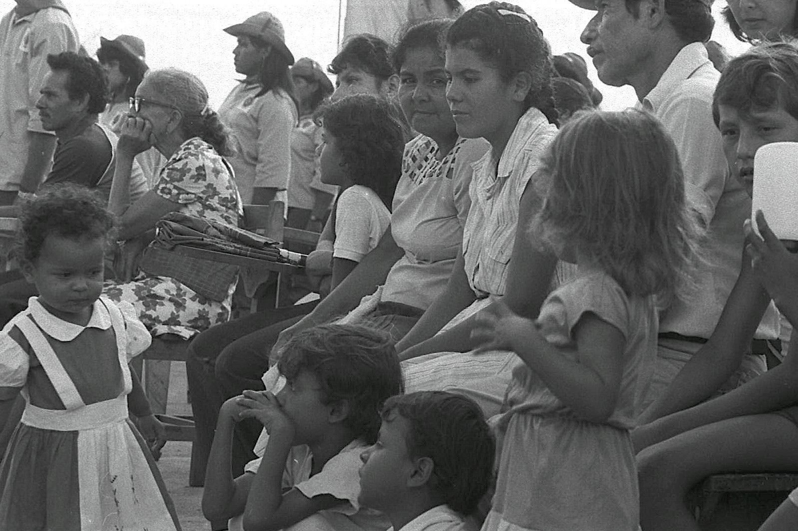 Nicaragua - Menschen lauschen einer Rede