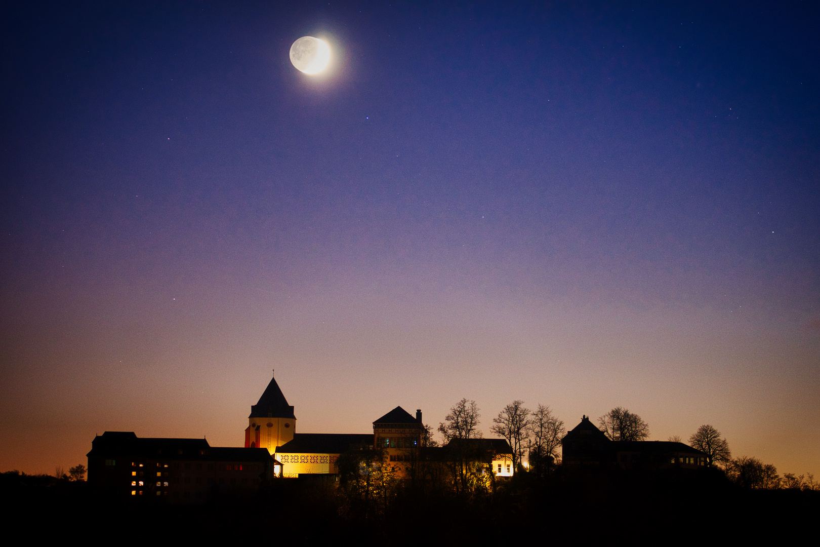 Nice Place to be. Untergehender Neumond über der Marienburg (Pünderich Mosel)