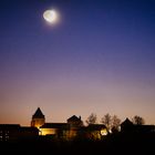 Nice Place to be. Untergehender Neumond über der Marienburg (Pünderich Mosel)