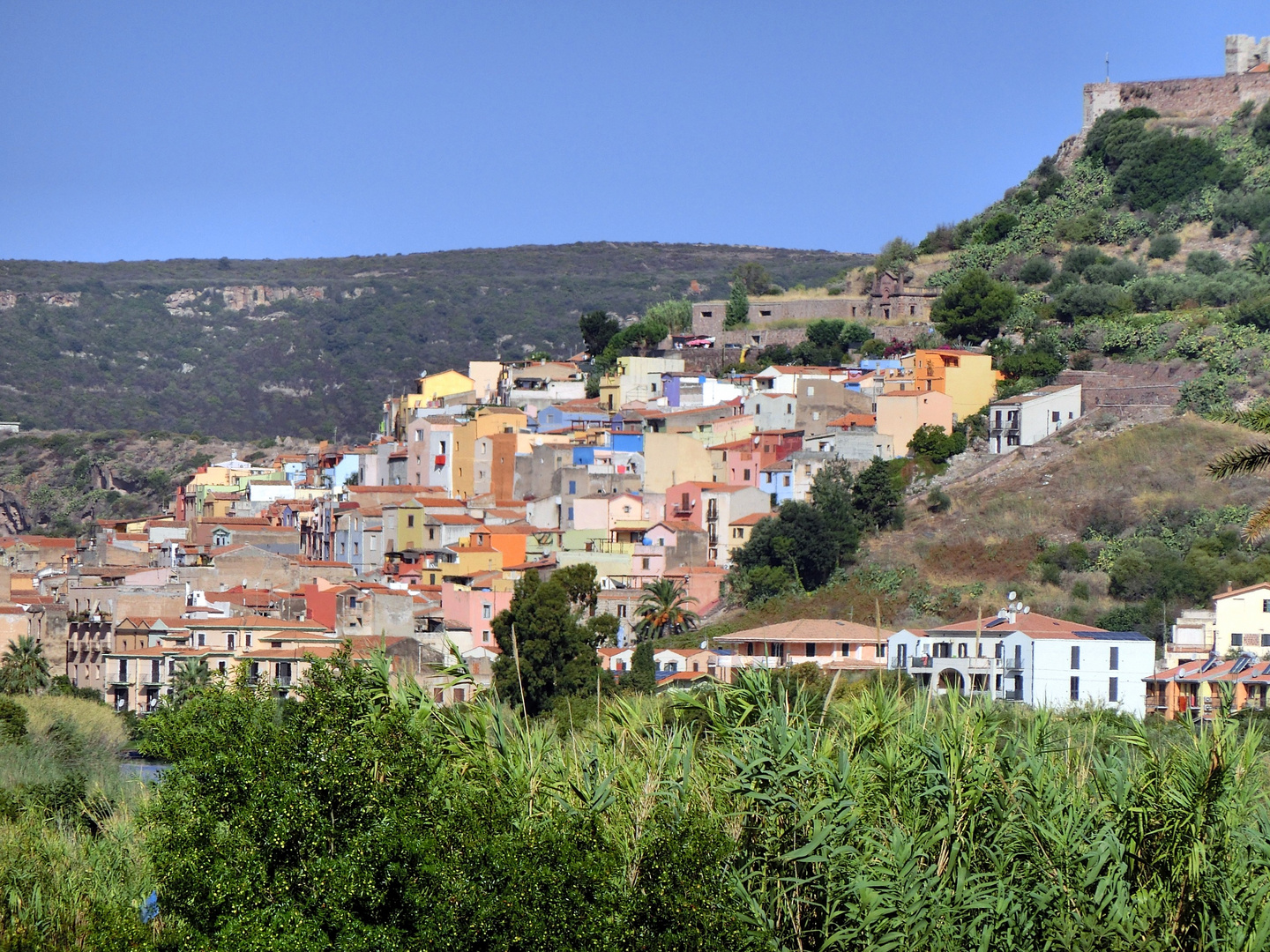 Niché au pied de la montagne