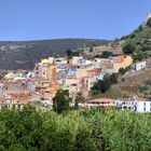 Niché au pied de la montagne