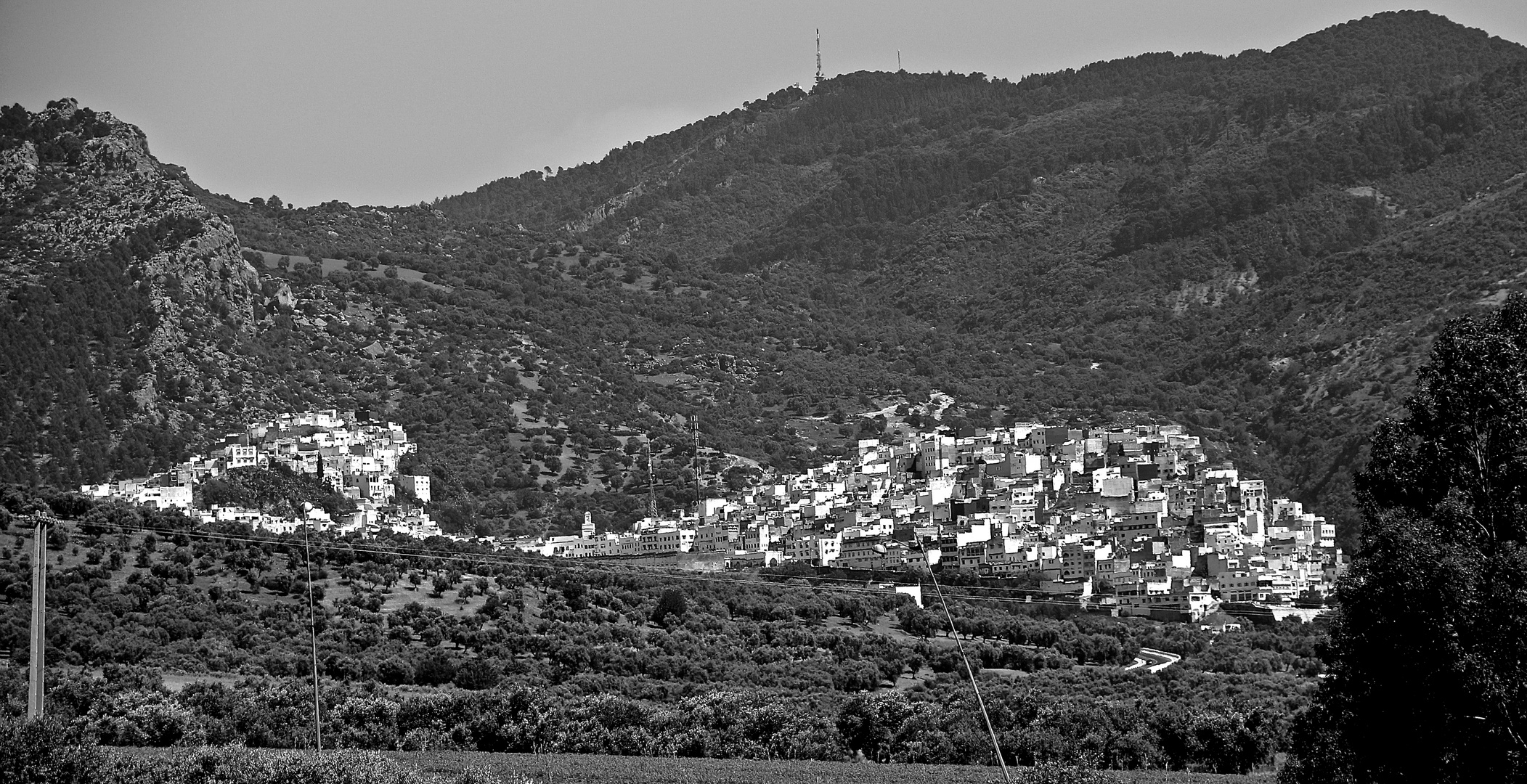 Niché dans les collines.