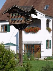 Nichoir à oiseaux à Zusmarshausen, Bavière  --  Vogelhaus in Zusmarshausen, Bayern
