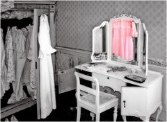 nicht alltäglich (5) - rosa Kleid auf Kleiderbügel ...