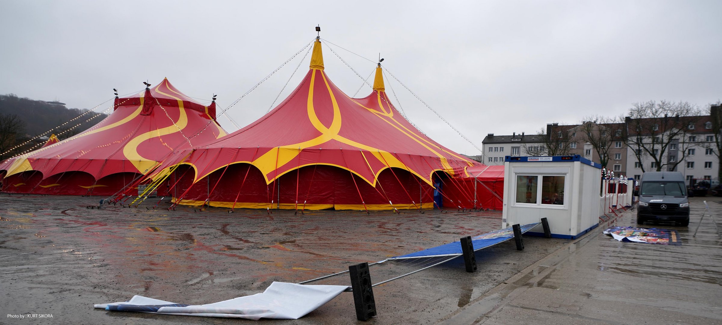 Nicht das beste Wetter einen kompl. Zirkus auf zu bauen.