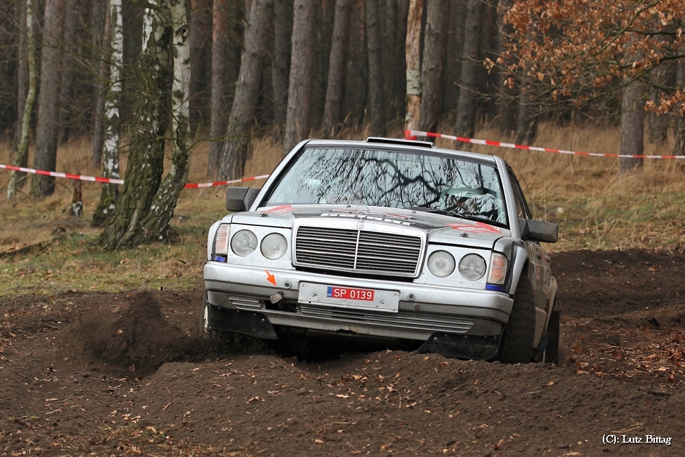 Nicht das ideale Terrain für solch einen Mercedes