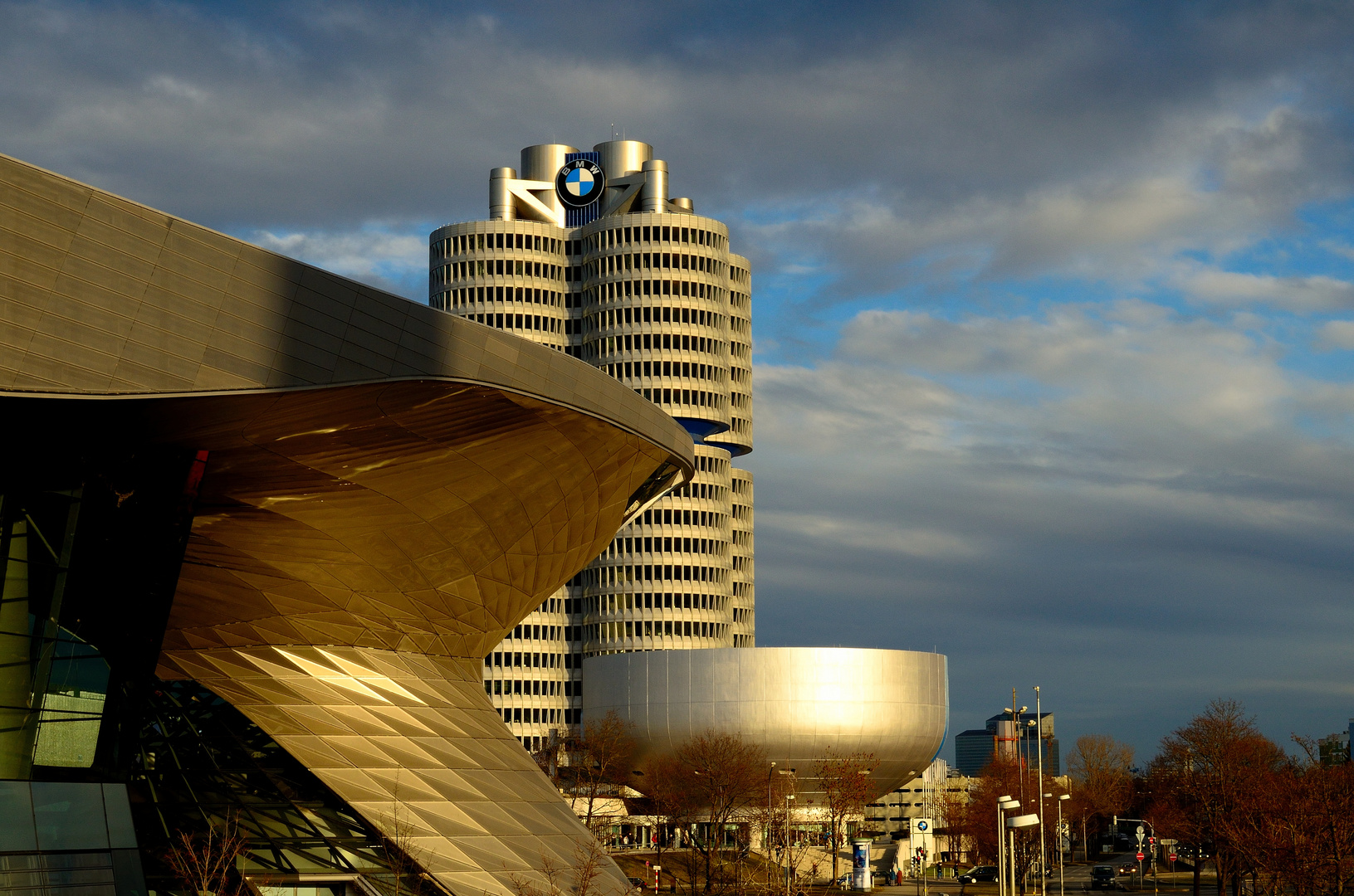 ...nicht direkt eine Skyline der BMW tower mit Museum davor