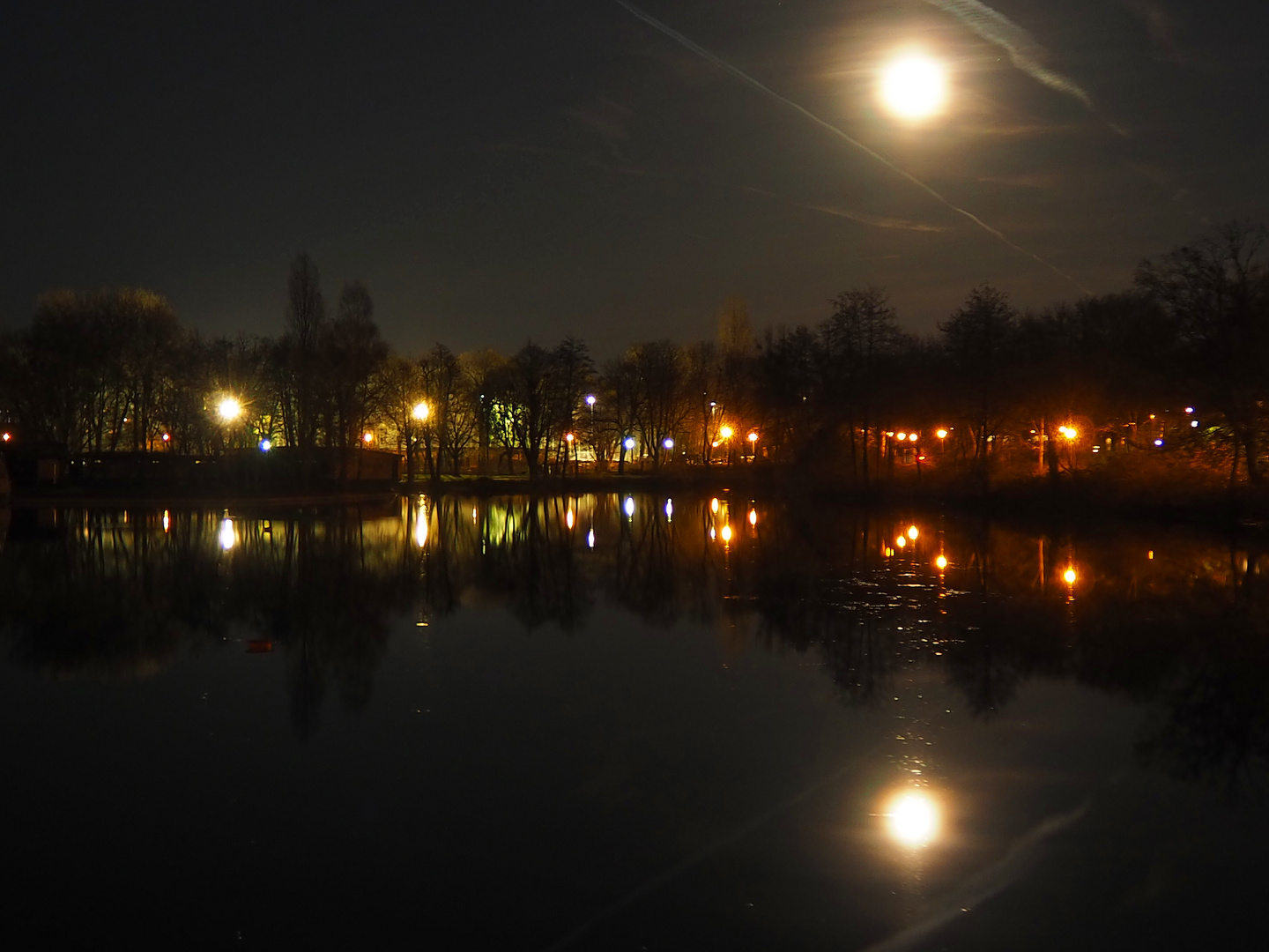 (nicht-mehr-ganz)-Vollmond am Stadtsee