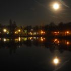 (nicht-mehr-ganz)-Vollmond am Stadtsee