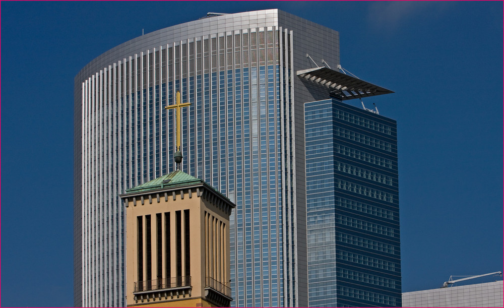 Nicht mehr lange, dann wird die kleine Kirche abgerißen - Frankfurt, 23. 07.2008