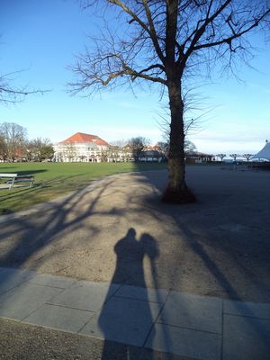 Nicht nur das Maritim wirft einen langen Schatten. 