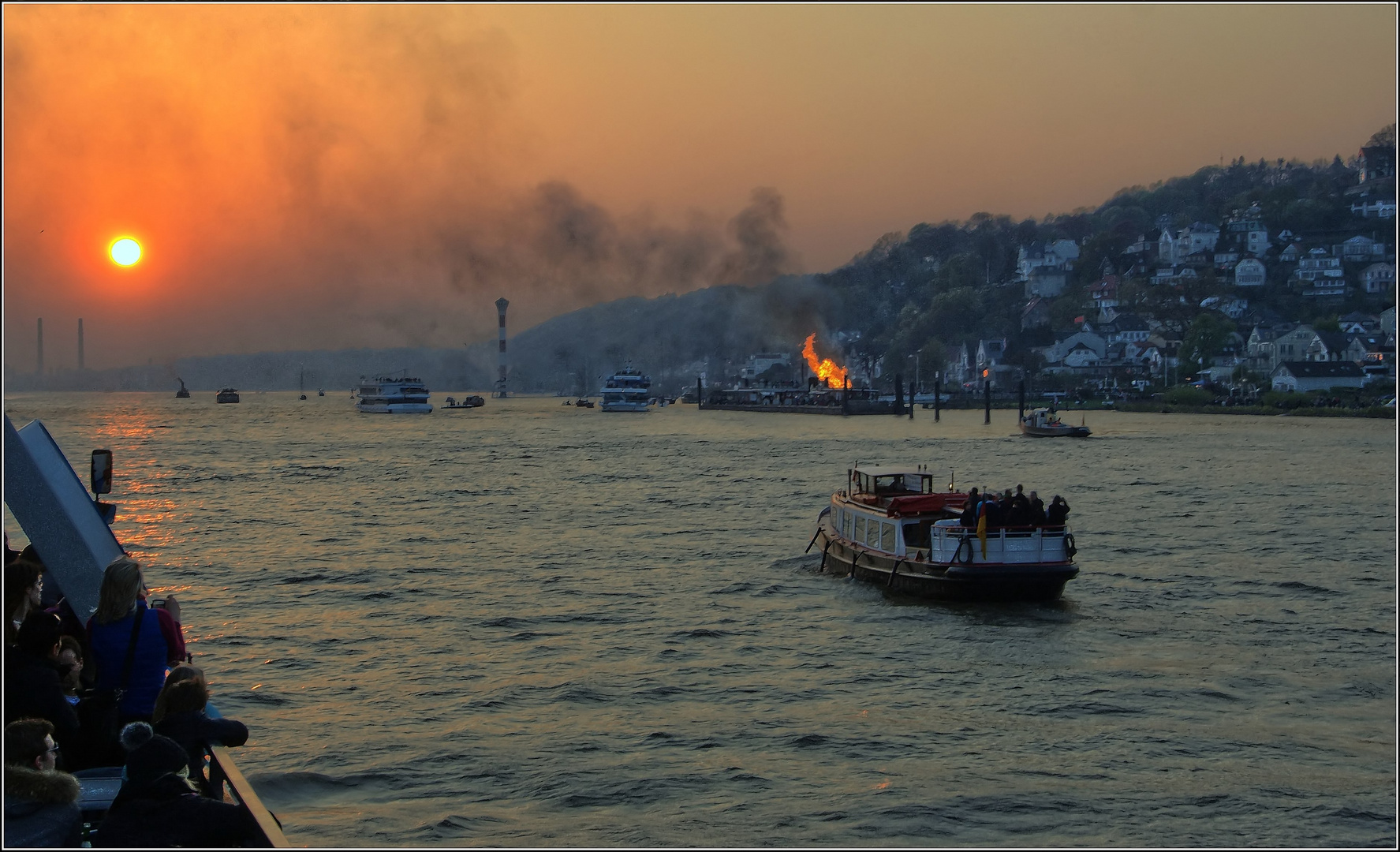 nicht nur das Osterfeuer brannte...auch die Sonne gab alles....:)))