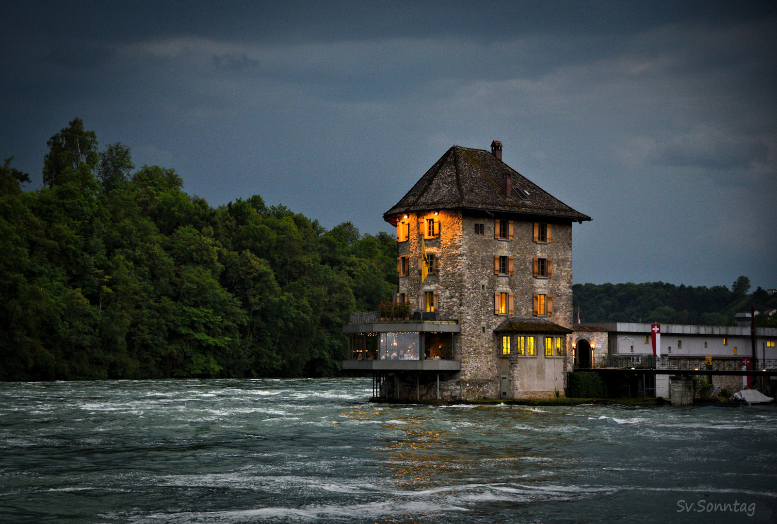 Nicht nur der Rhein rauscht leise vor sich hin ...