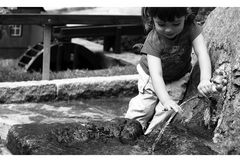 Nicht nur Knoepfe, sonder auch Wasser zieht Kinder magisch an !