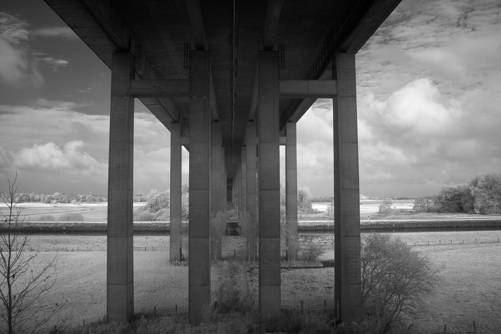 Nicht schön, aber beeindruckend, unter der Huntebrücke