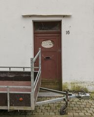 "Nicht vor der Türe parken! Danke!"