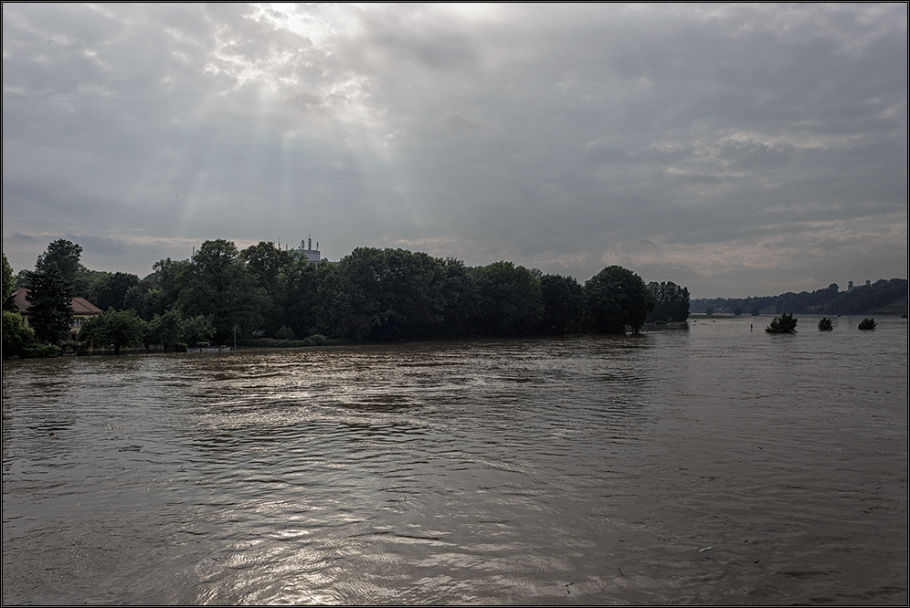 Nichts als Wasser und ein schwacher Lichtblick