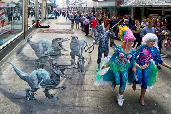 nichts wie weg. Die Dinos sind in der Stadt.