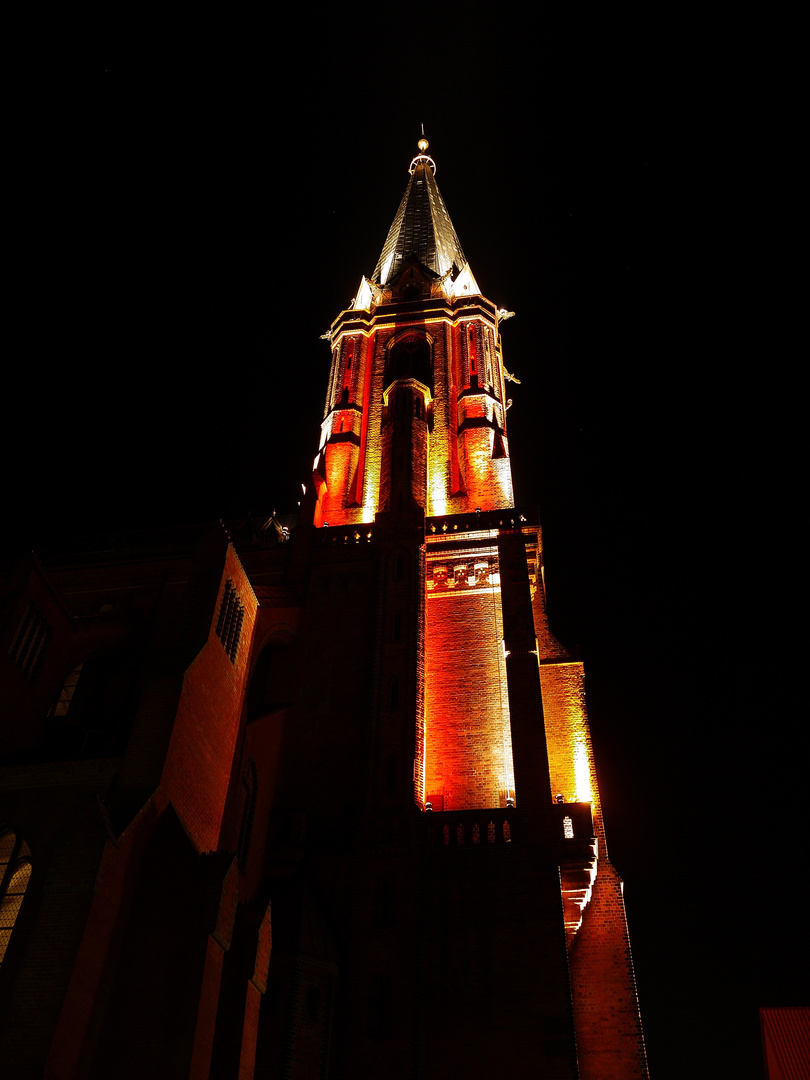 Nicolai-Kirche mit Weihnachtsbeleuchtung