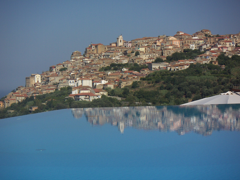 Nicotera spiegelt sich im Pool der Agriturismo Cally Cally