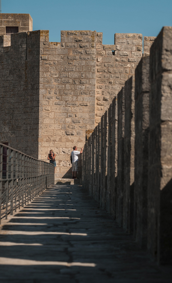 nie benötigte Schutzmauer . . in Aigues - Mordes