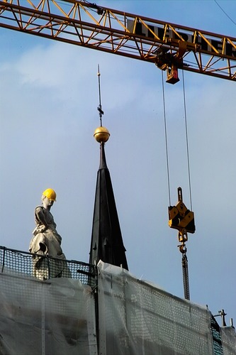 nie ohne Helm auf der Baustelle